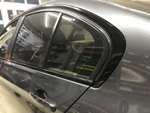 bmw f30 320 cam kenarı çıtaları siyah kaplama araç kaplama (1)