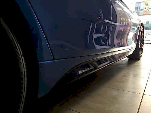 bmw f30 320 m şerit mperformance marşbiyer kaplama siyah araç kaplama (3)